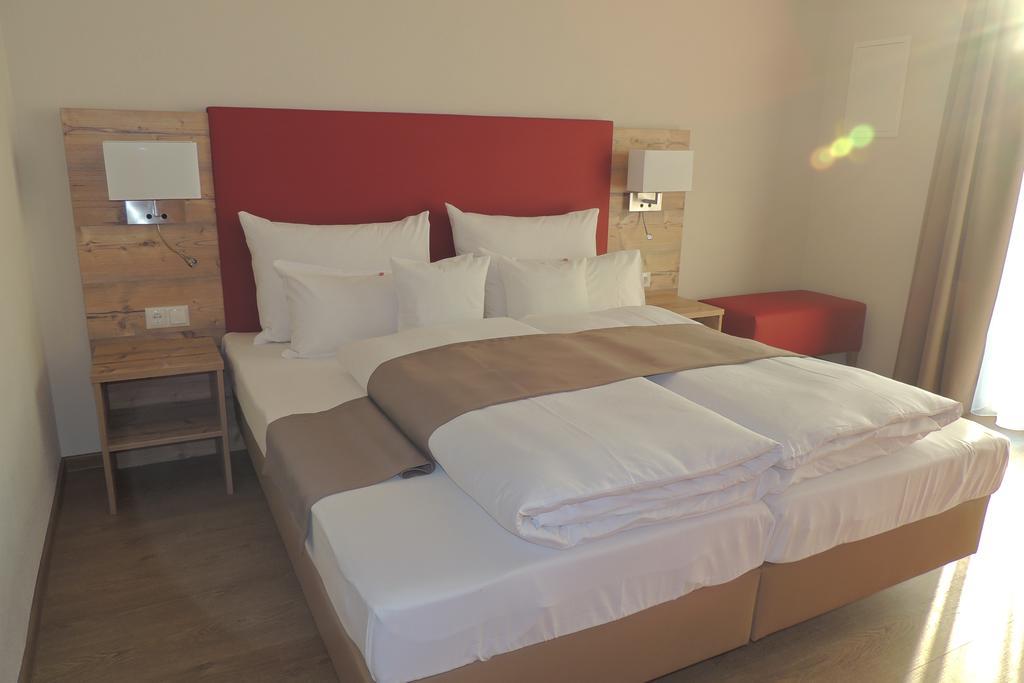 Hotel-Gasthof Neue Post Leutershausen  Extérieur photo